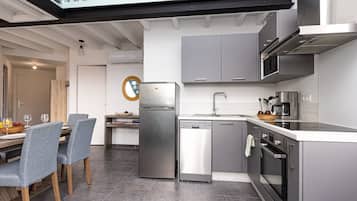Fridge, microwave, stovetop, dishwasher