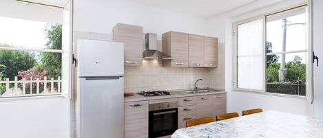Refrigerador, horno, parrilla de estufa y periquera