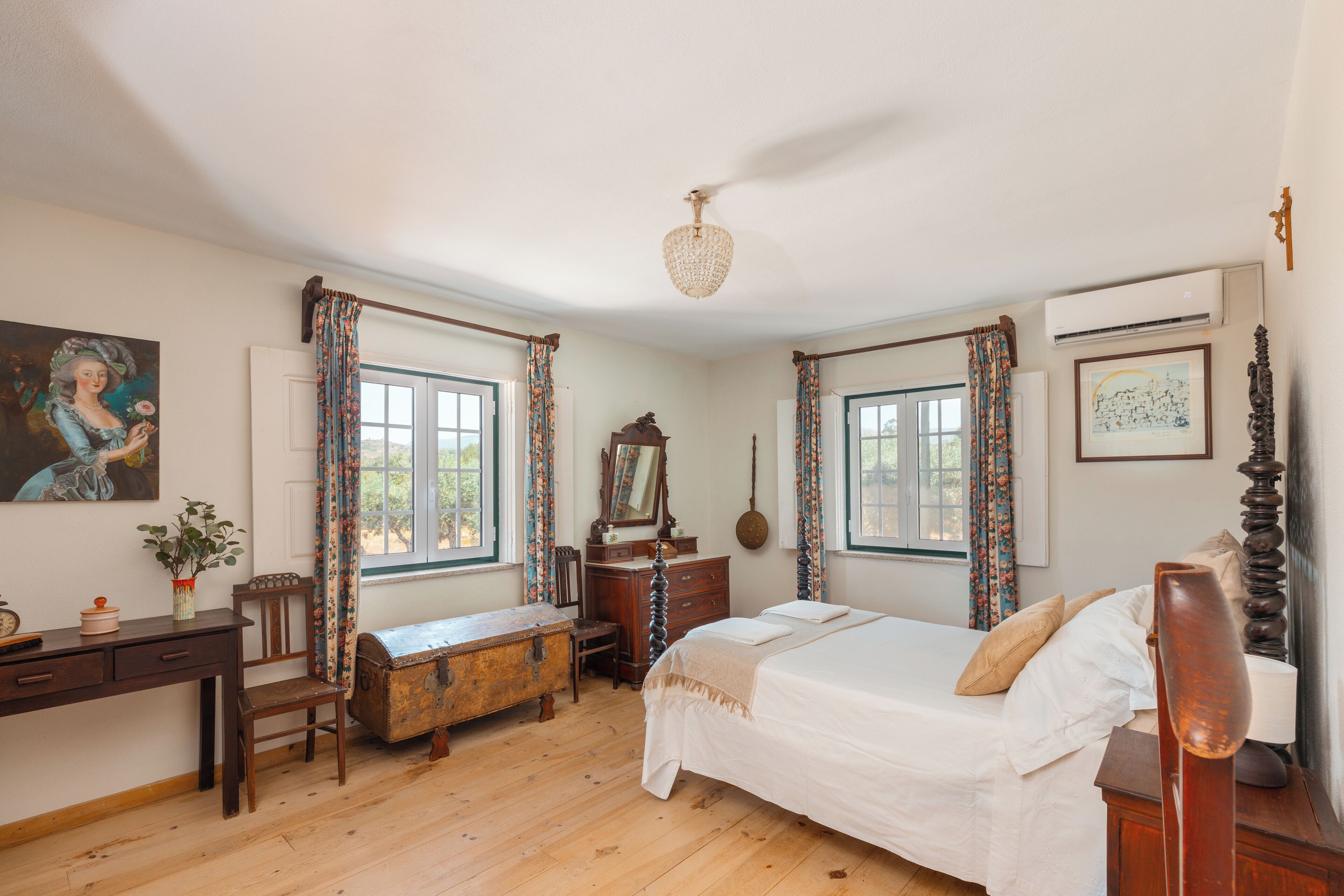 5 Schlafzimmer, Schreibtisch, Bügeleisen/Bügelbrett, kostenloses WLAN