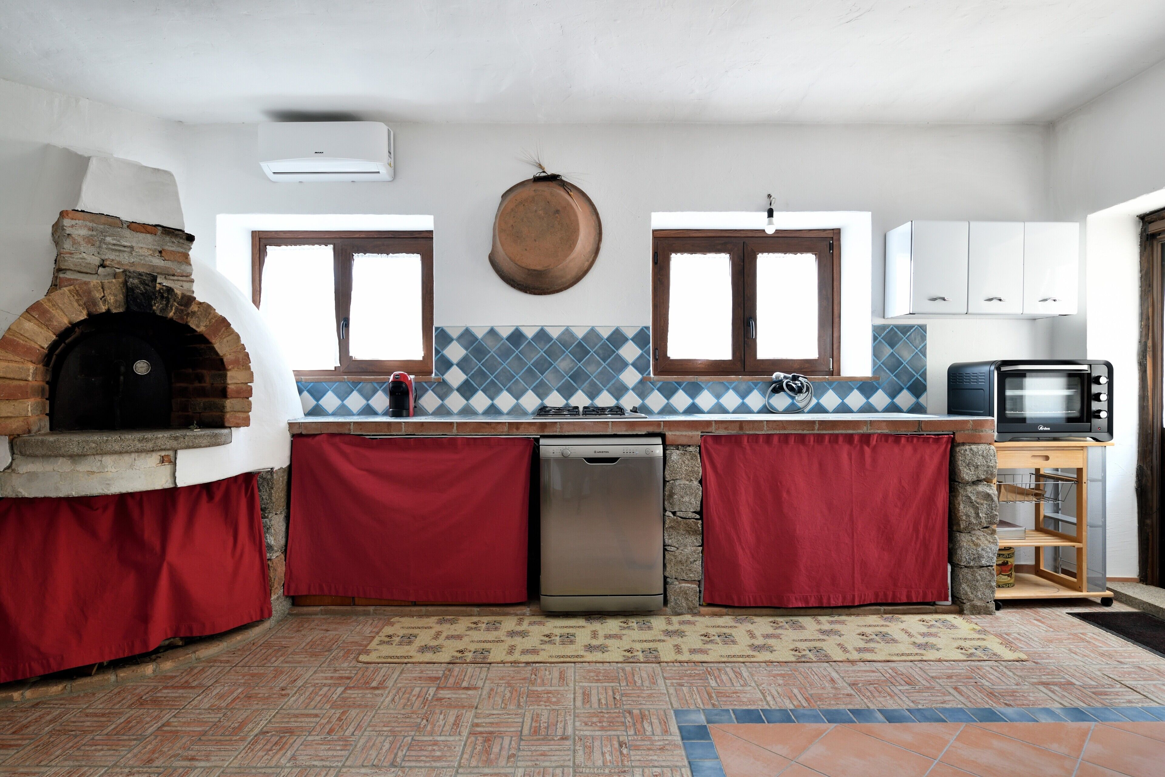 Frigorifero, forno, piano cottura, lavastoviglie