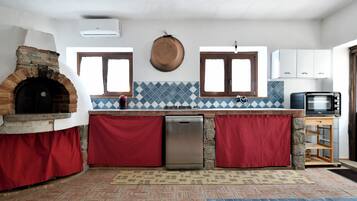 Frigorifero, forno, piano cottura, lavastoviglie