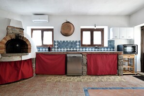 Frigorifero, forno, piano cottura, lavastoviglie