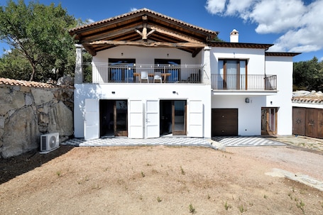 Exterior. Holiday Home 'Ami' with Sea View, Private Terrace and Shared Garden