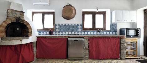 Fridge, oven, stovetop, dishwasher