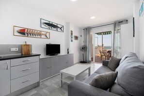 TV - Holiday Apartment "Los Balcones E" with Sea View, Private Terrace & Wi-Fi (Chiclana de la Frontera)