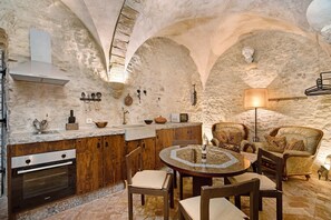 Een koelkast, een magnetron, een oven, een kookplaat