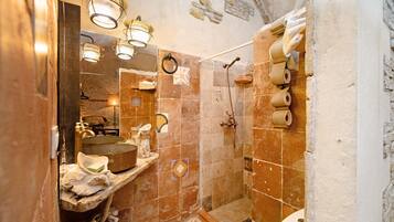 Douche, sèche-cheveux, serviettes fournies