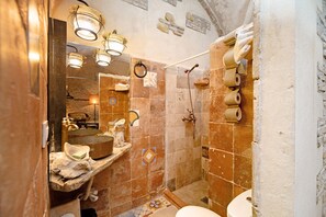 Een douche, een haardroger, handdoeken