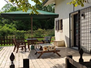 Outdoor dining - Holiday Home 'Chalet La Vigna' with Private Terrace (Scurcola marsicana)