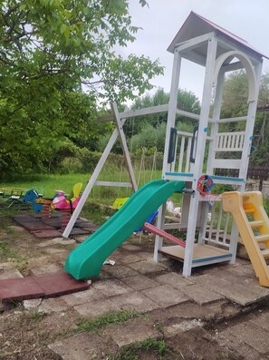 Children’s area - Holiday Home 'Chalet La Vigna' with Private Terrace (Scurcola marsicana)