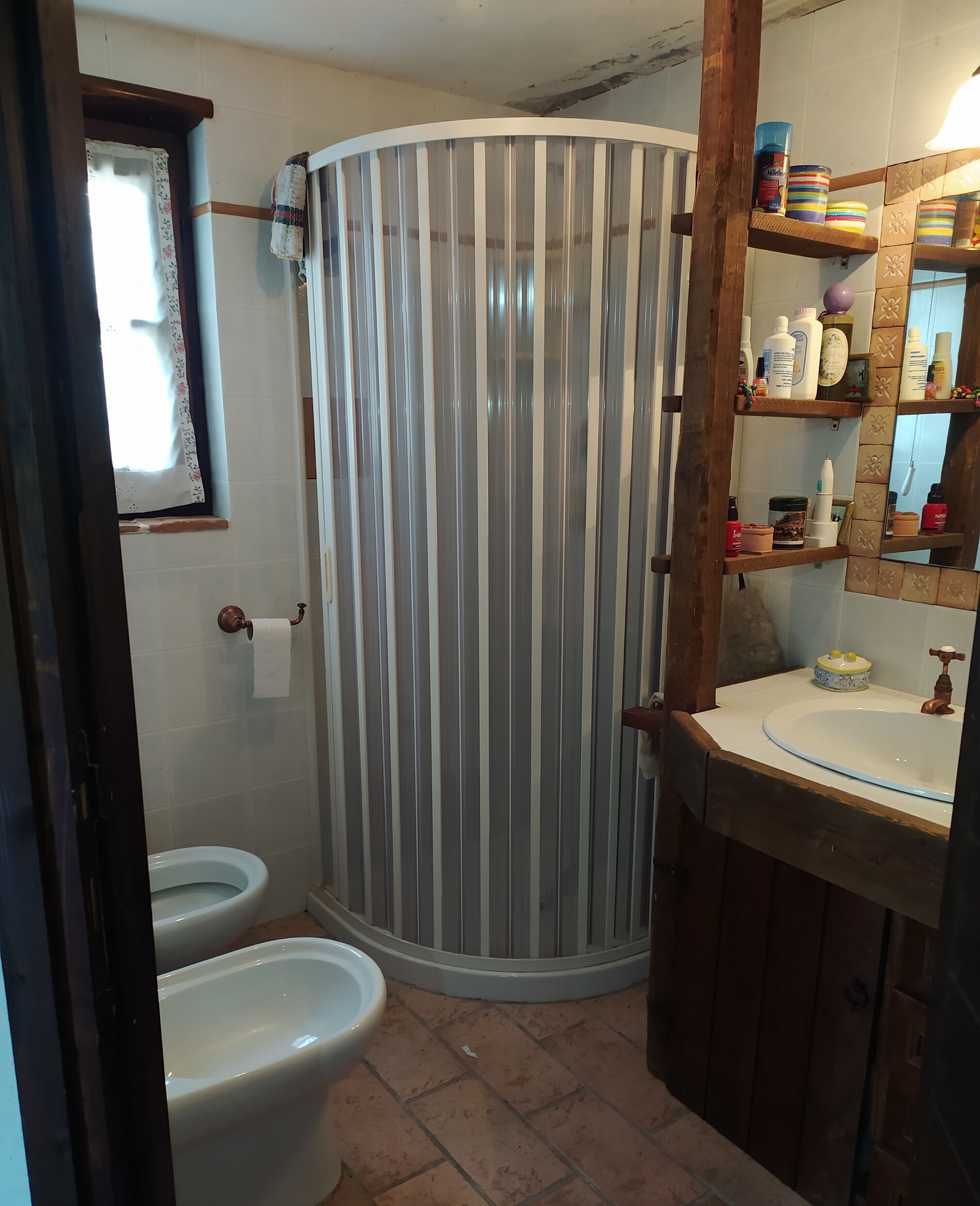 Een douche, een haardroger, handdoeken