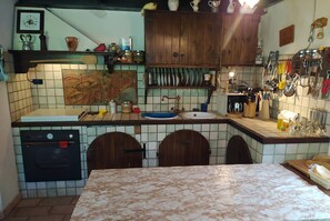 Fridge, microwave, oven, stovetop - Holiday Home 'Chalet La Vigna' with Private Terrace (Scurcola marsicana)