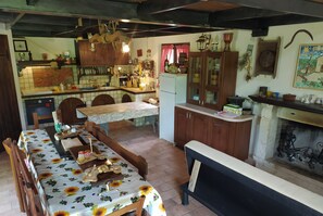 Fridge, microwave, oven, stovetop - Holiday Home 'Chalet La Vigna' with Private Terrace (Scurcola marsicana)