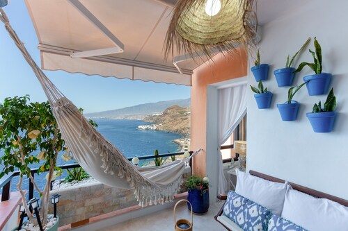 Vacation Home "Mouna's House" with Sea View, Shared Pool & Wi-Fi