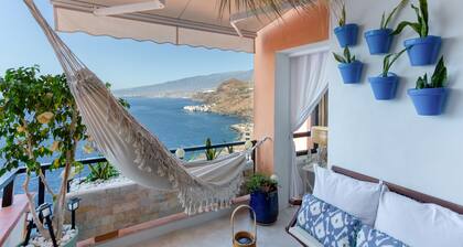 Vacation Home "Mouna's House" with Sea View, Shared Pool & Wi-Fi