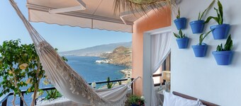 Vacation Home "Mouna's House" with Sea View, Shared Pool & Wi-Fi