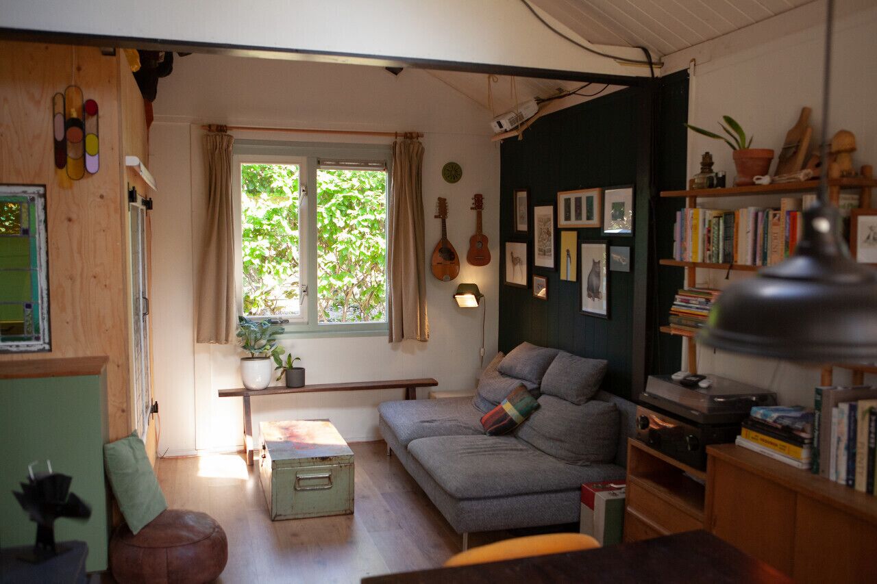 TV, lareira, livros, aparelho de som