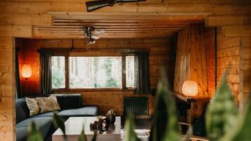 Een televisie en een stereo