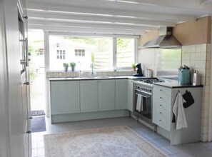 KĂŒhlschrank, Mikrowelle, Ofen, Herdplatte