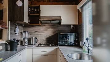 Een koelkast, een oven, een kookplaat, een vaatwasser