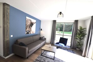 Een televisie en een tafeltennistafel