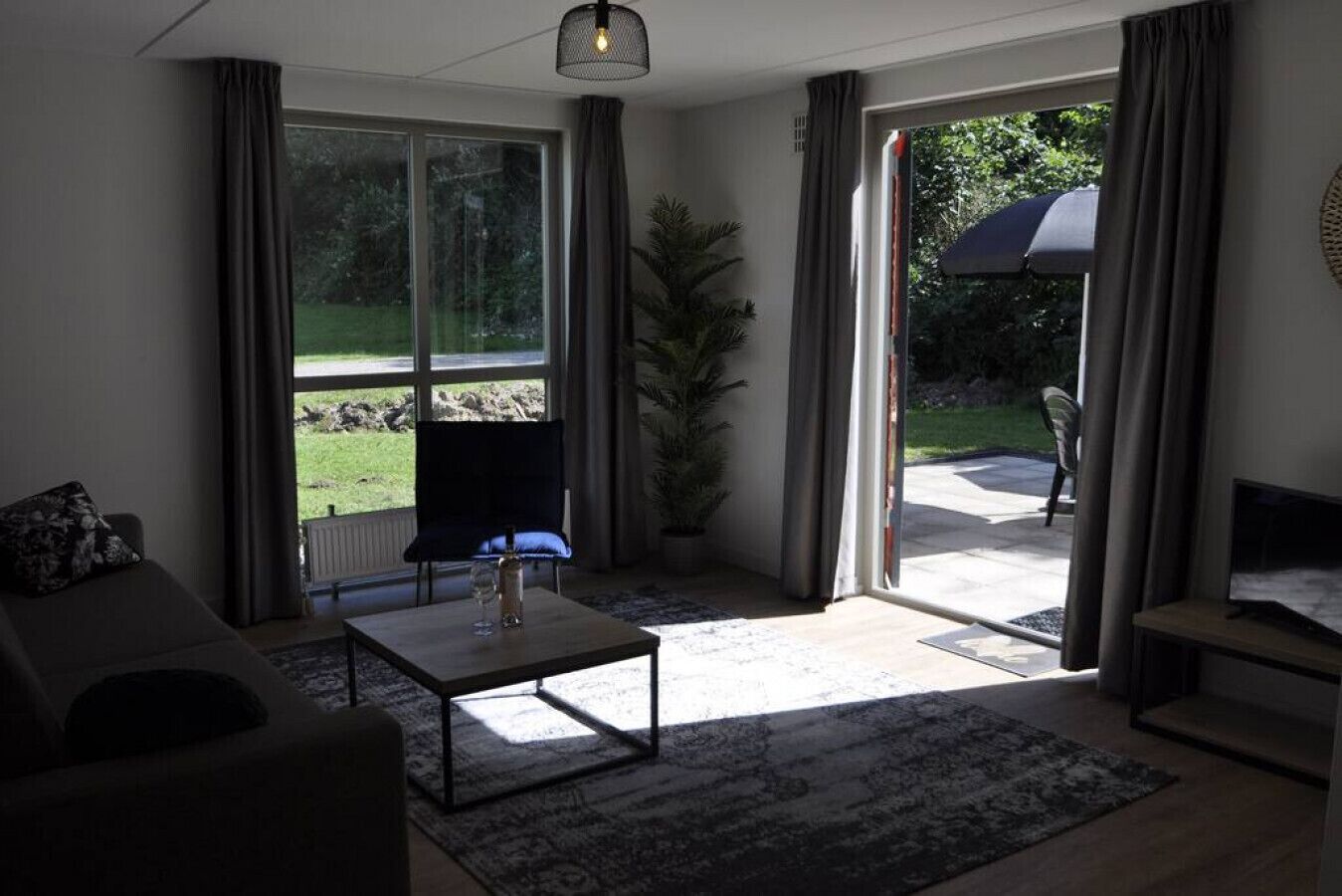 Fernseher, Tischtennisplatte