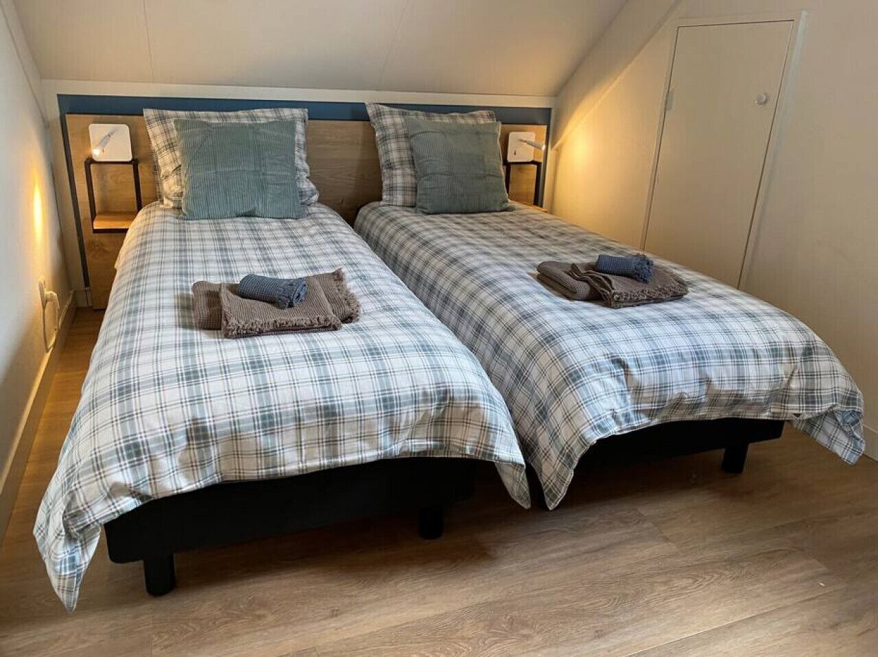 2 bedrooms, desk, WiFi, bed sheets