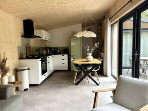 Een koelkast, een microgolfoven, een oven, een kookplaat