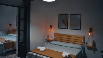 Habitación cuádruple Premium | Caja fuerte, cortinas opacas, tabla de planchar con plancha