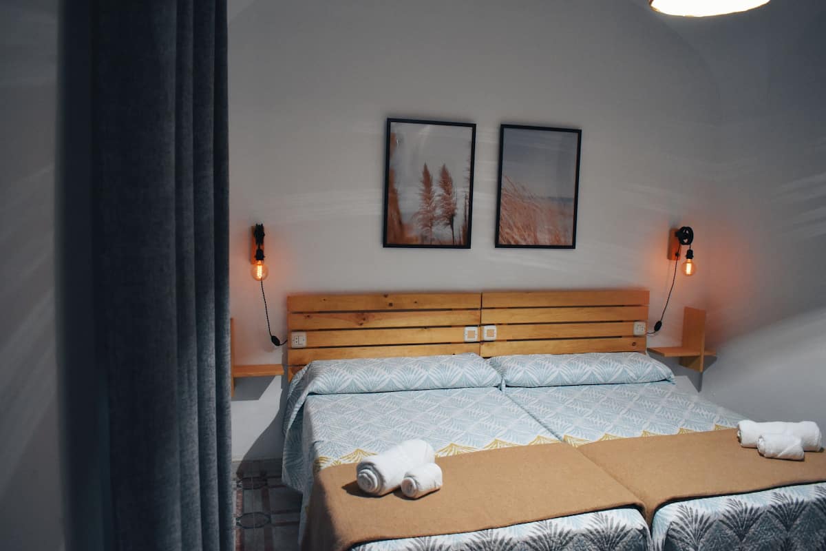 Habitación doble Premium | Caja de seguridad en la habitación y cortinas blackout