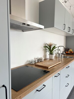 Réfrigérateur, four à micro-ondes, un four, surface de cuisson