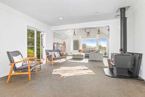 TV, fireplace - Absolute Redwoods | Stylish Lynmore Home (Rotorua)