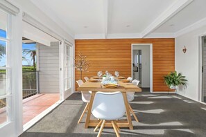 Outdoor dining - Absolute Redwoods | Stylish Lynmore Home (Rotorua)