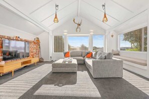 TV, fireplace - Absolute Redwoods | Stylish Lynmore Home (Rotorua)