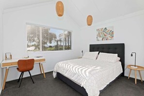 3 bedrooms, iron/ironing board, travel crib, WiFi - Absolute Redwoods | Stylish Lynmore Home (Rotorua)