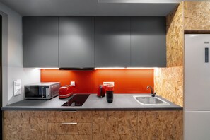 Mikrowelle, Wasserkocher mit Kaffee-/Teezubehör