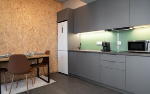 Fridge, microwave, coffee/tea maker, cookware/dishes/utensils - Superior Δωμάτιο με Πανοραμική θέα, Psiri Vibes (Athens)