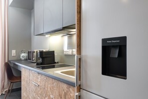 Réfrigérateur, micro-ondes, cafetière/bouilloire