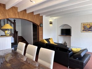 Televisión y chimenea