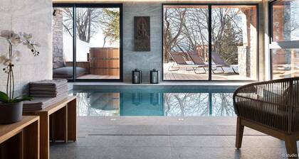 Large chalet with indoor pool, spa and game room