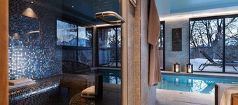 Large chalet with indoor pool, spa and game room