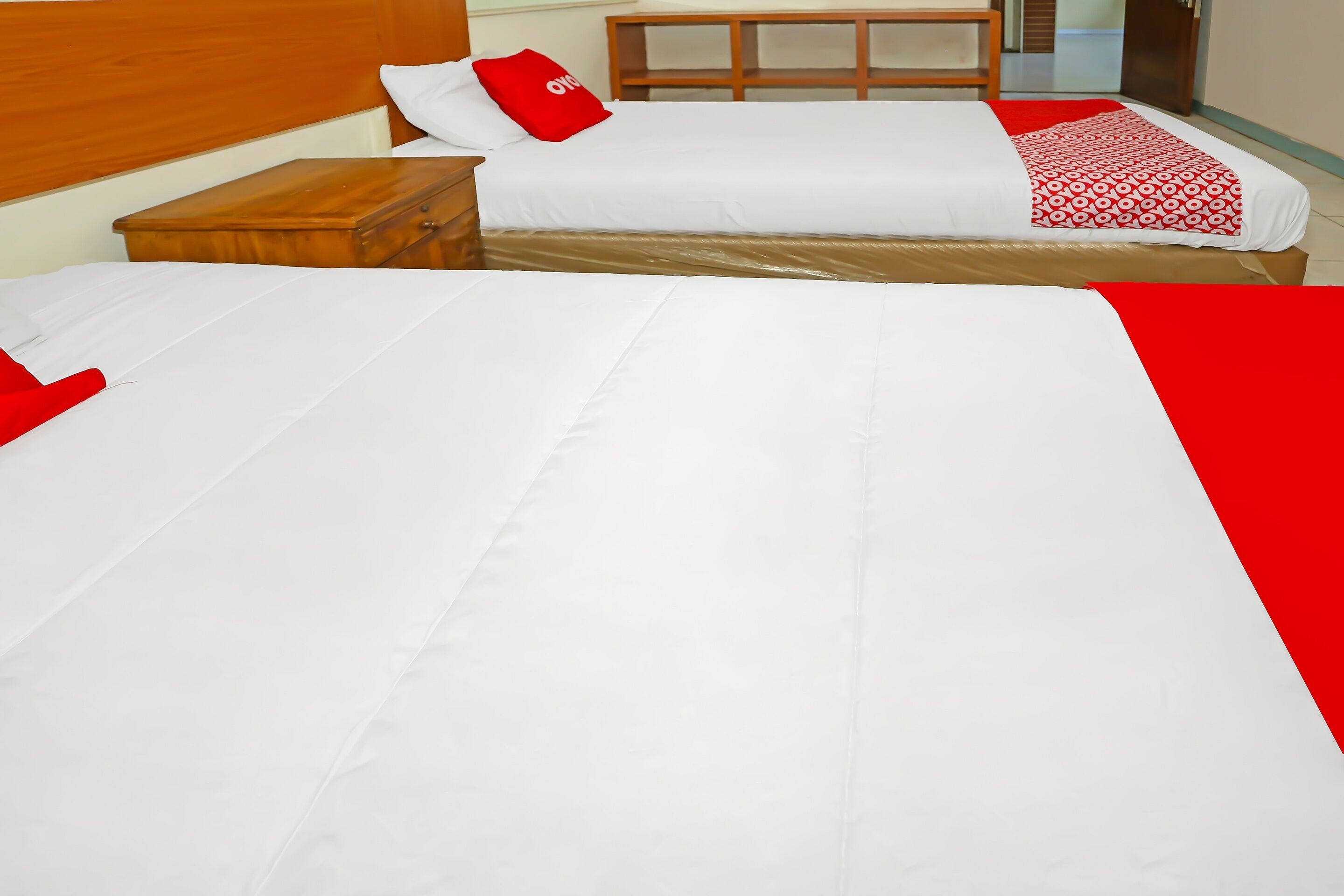 deluxe twin room | laptop workspace, bed sheets