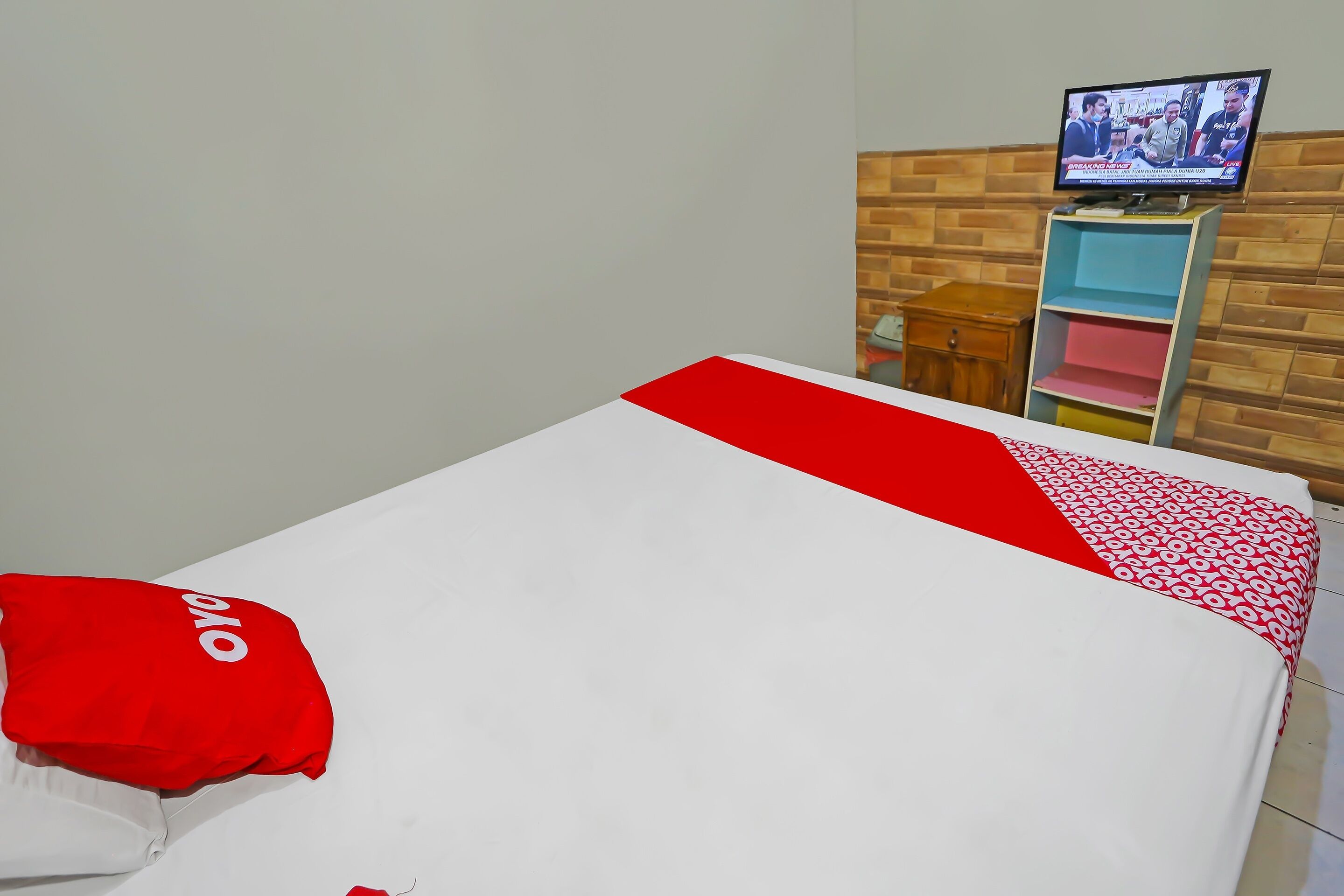 deluxe double room | laptop workspace, bed sheets