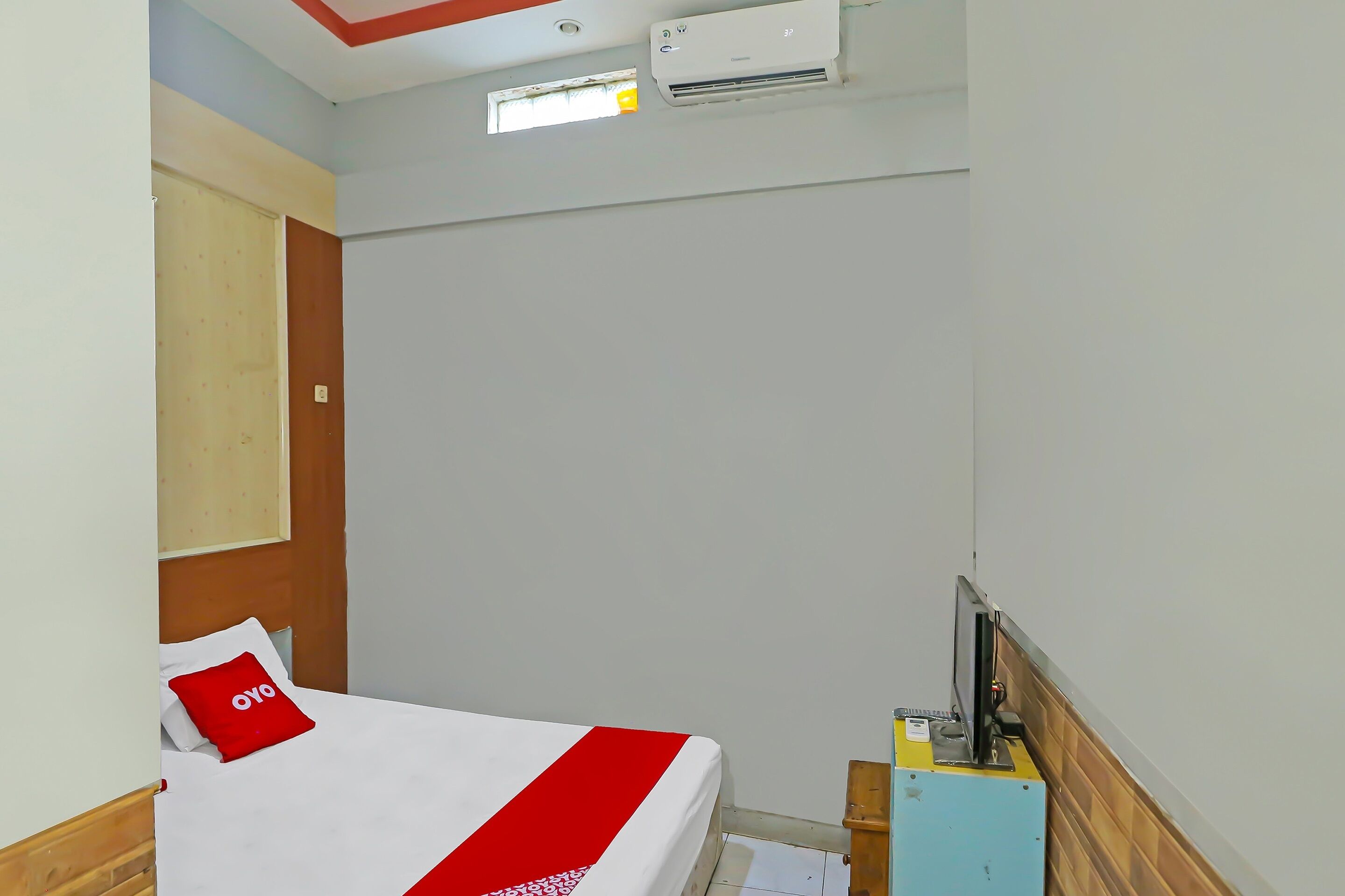 deluxe double room | laptop workspace, bed sheets