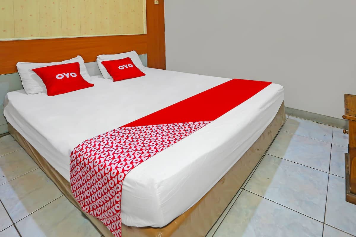 deluxe double room | laptop workspace, bed sheets