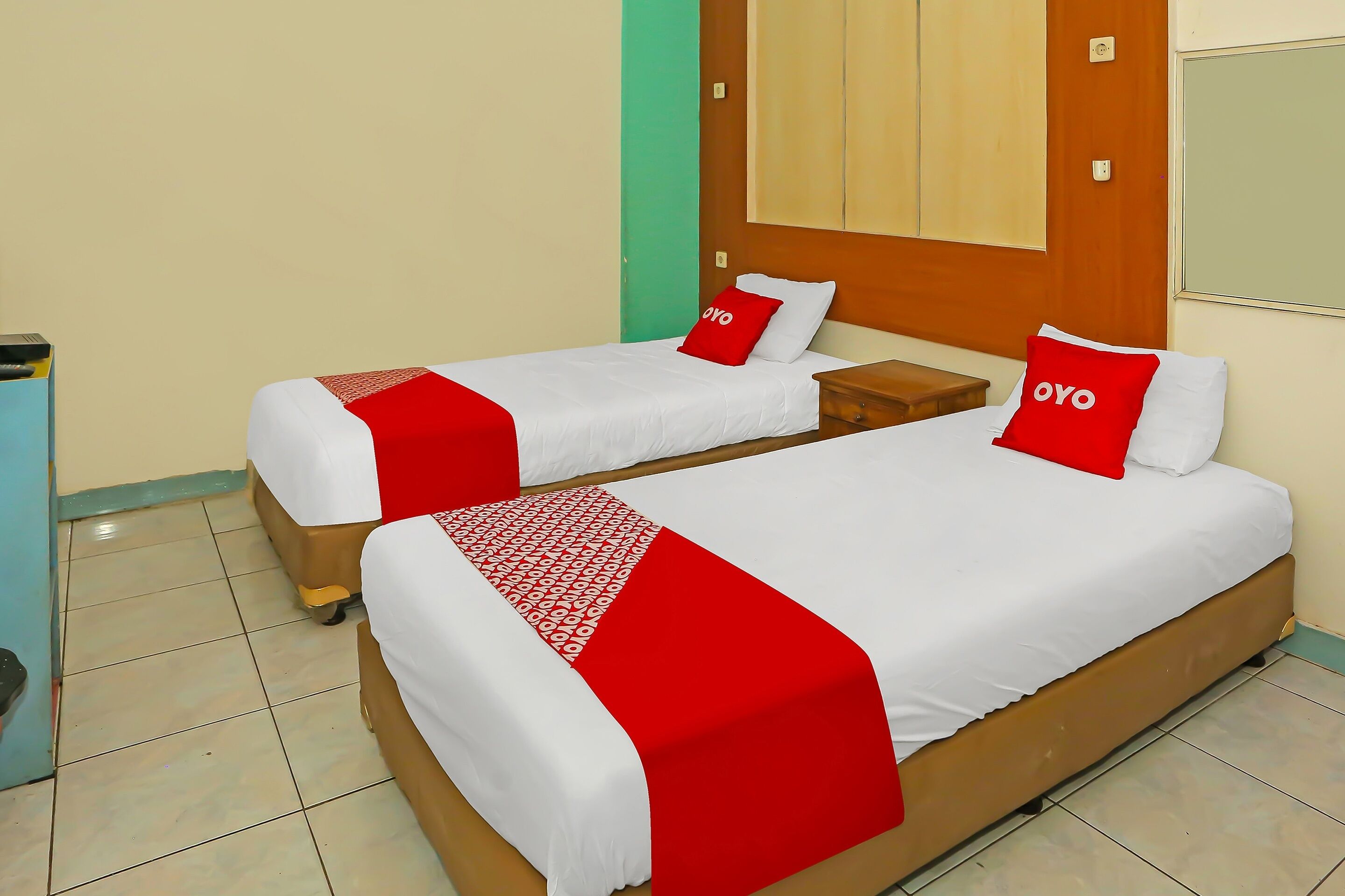 deluxe twin room | laptop workspace, bed sheets