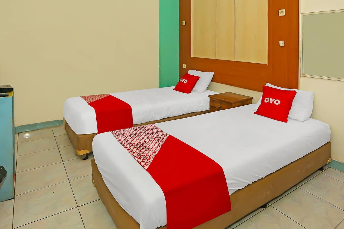deluxe twin room | laptop workspace, bed sheets