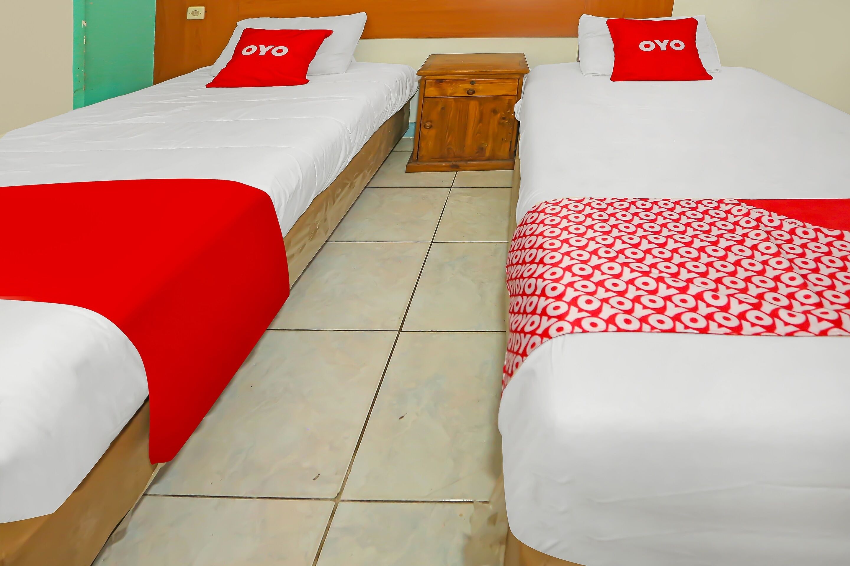 deluxe twin room | laptop workspace, bed sheets