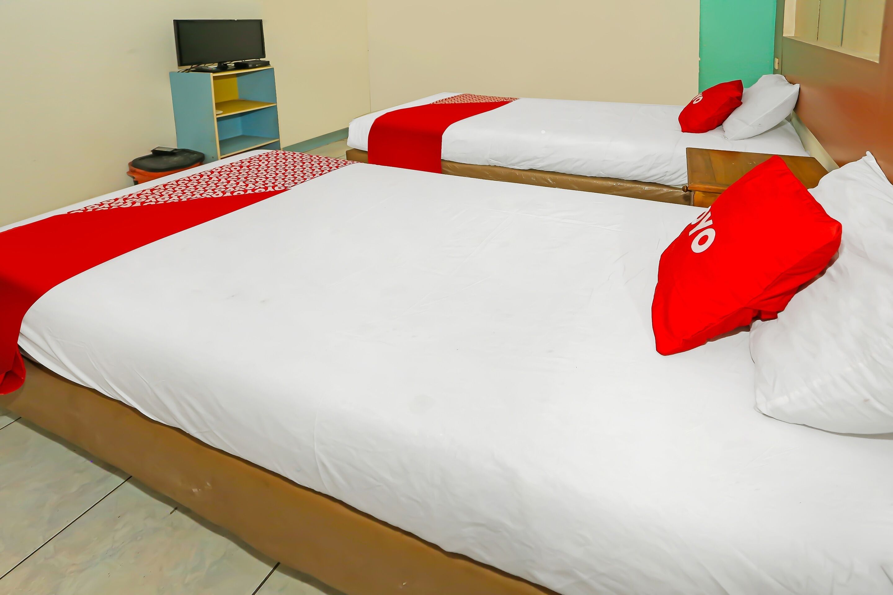 deluxe twin room | laptop workspace, bed sheets