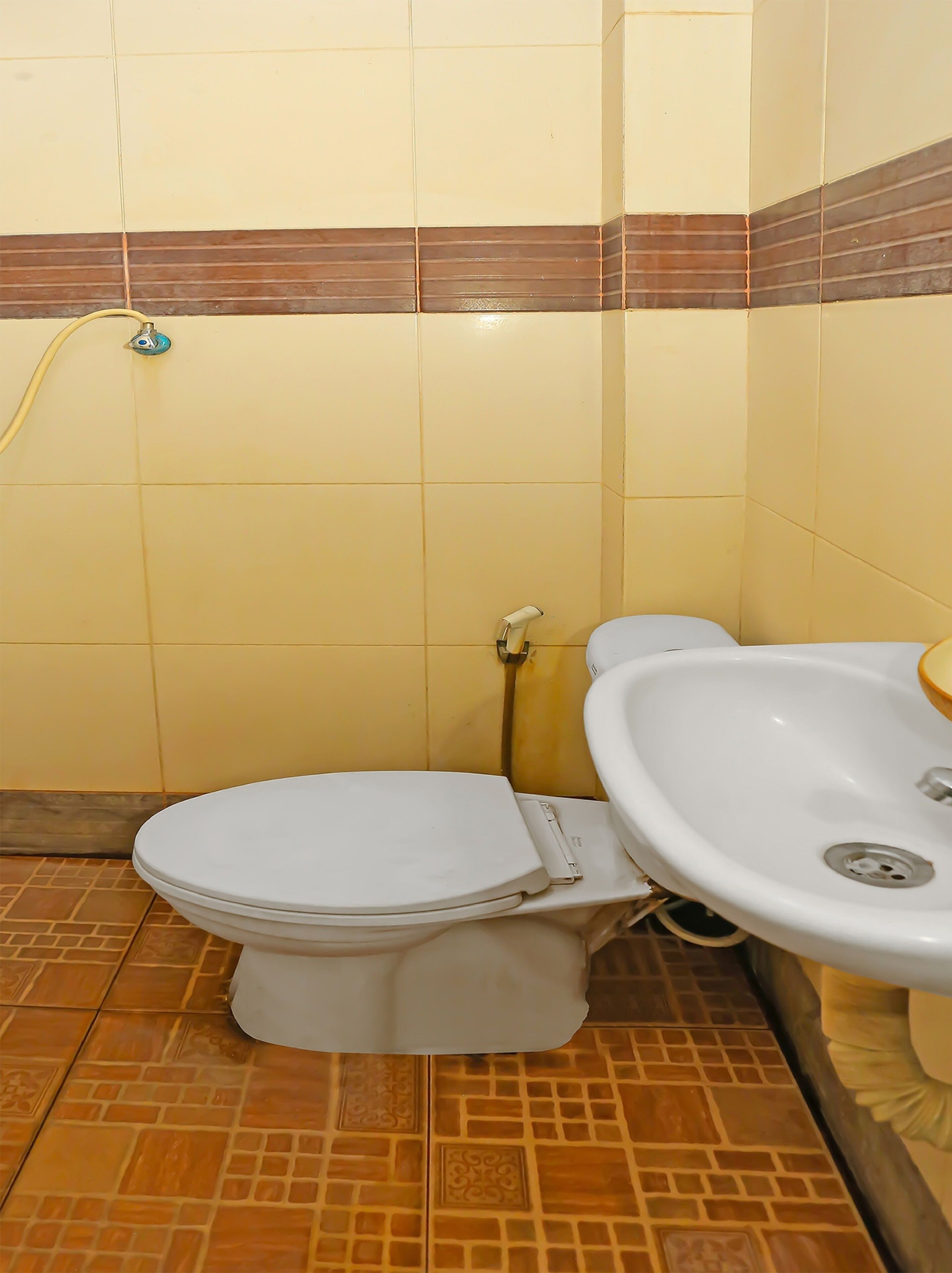 deluxe twin room | bathroom | shower, towels